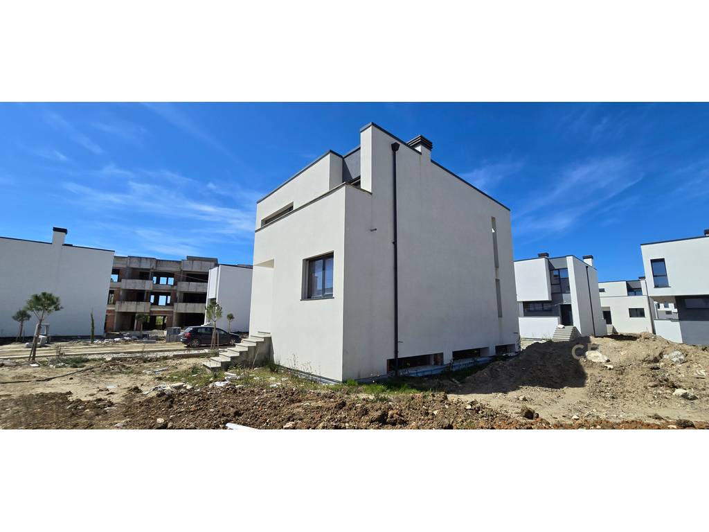 VILLA IN TURQUOISE MARINA!