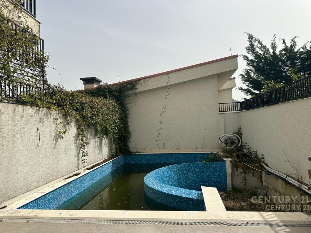 Villa with swimming pool in Residence Kodra e Diellit 1