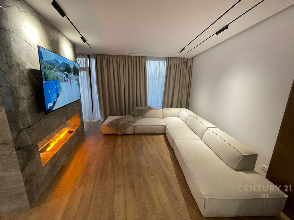 Luxury apartment for rent at Lake View Residence !!