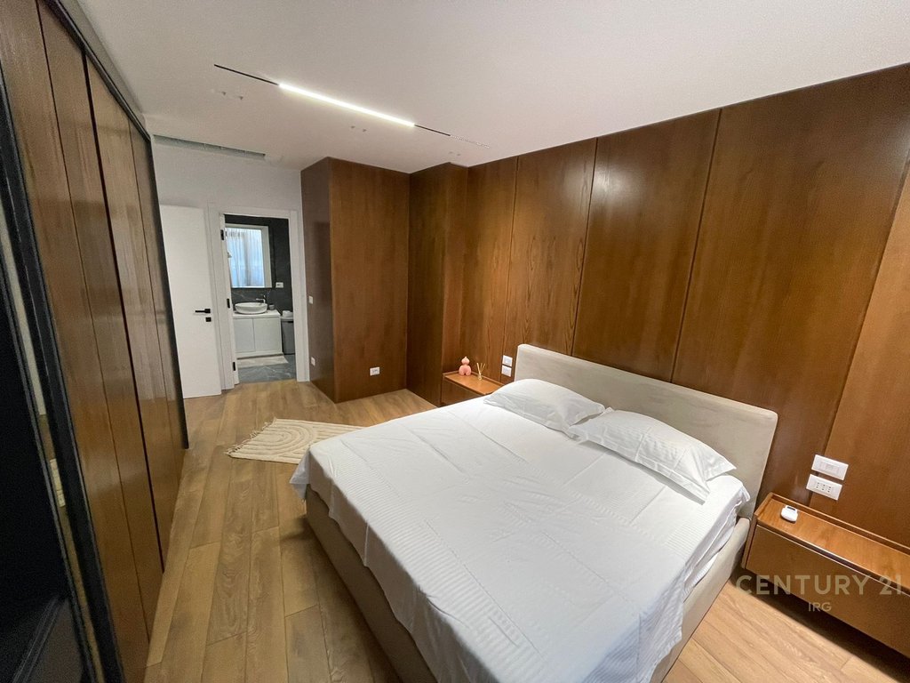 Luxury apartment for rent at Lake View Residence !!