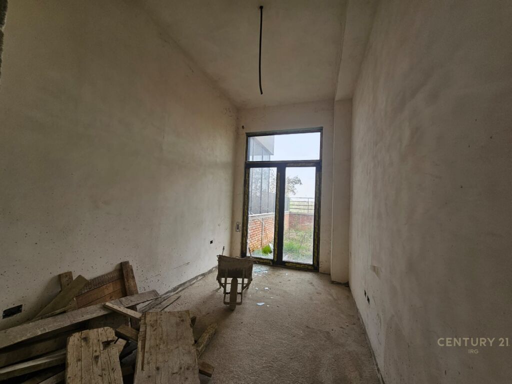 Villa with swimming pool in Residence Kodra e Diellit 1