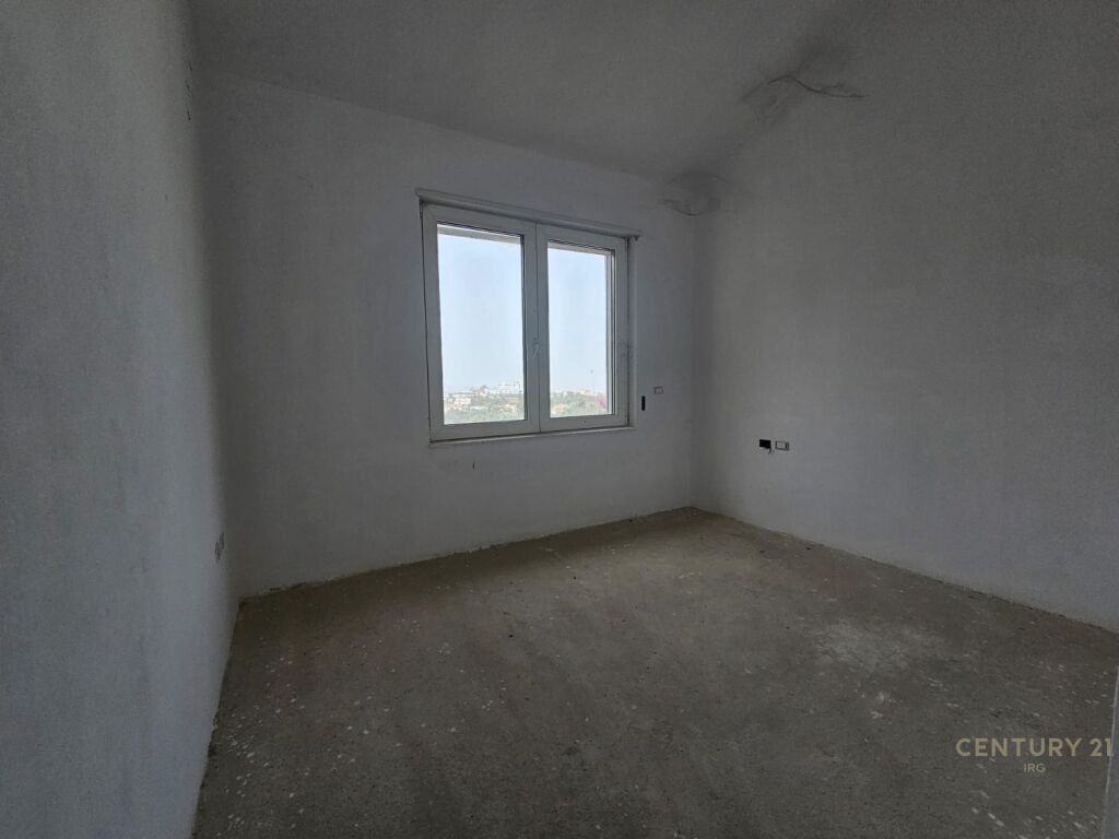 Villa with swimming pool in Residence Kodra e Diellit 1