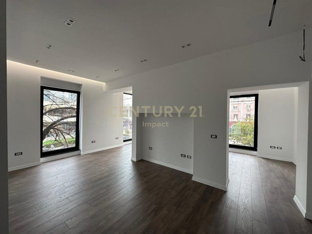 SPACE FOR RENT IN FRONT OF TAIWAN CENTER!!