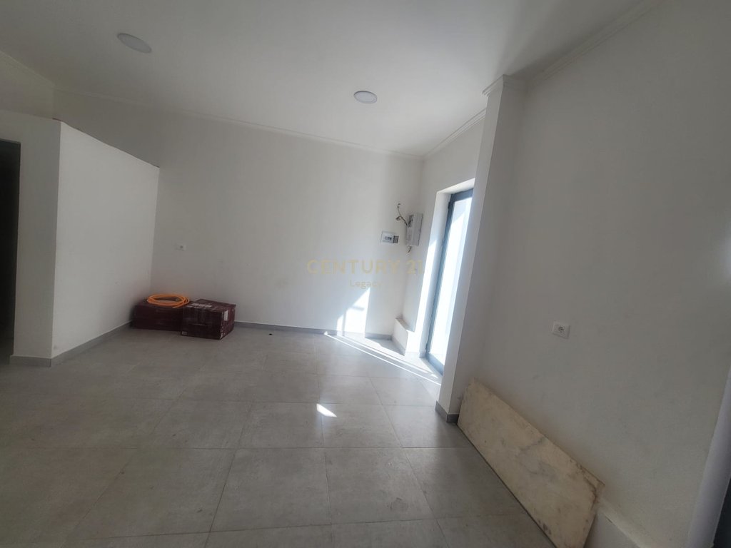 SHOP FOR RENT ALONG THE ROAD. 33M2
