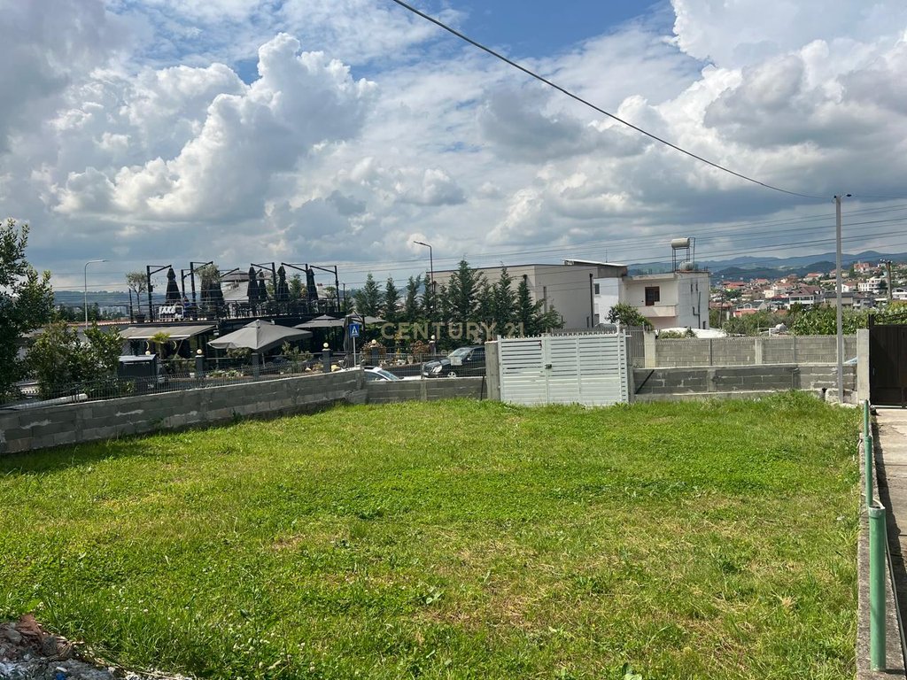 Commercial space for rent in Paskuqan near the lake.