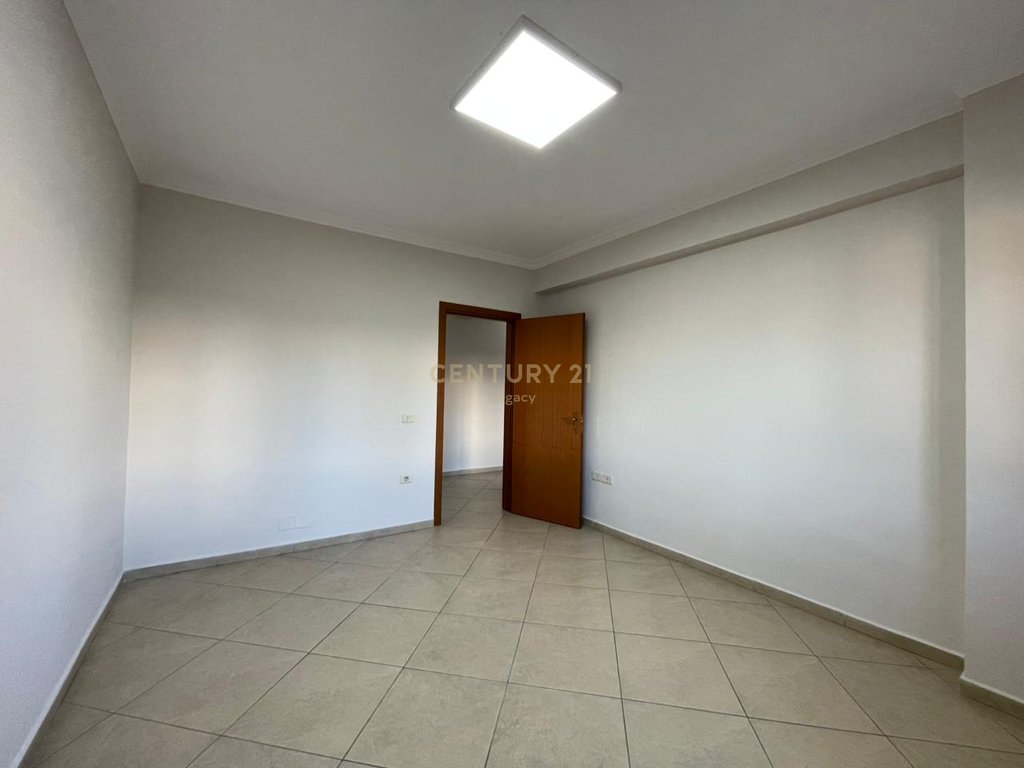 Office apartment 2+1+2 for rent on Rr e Kavajes