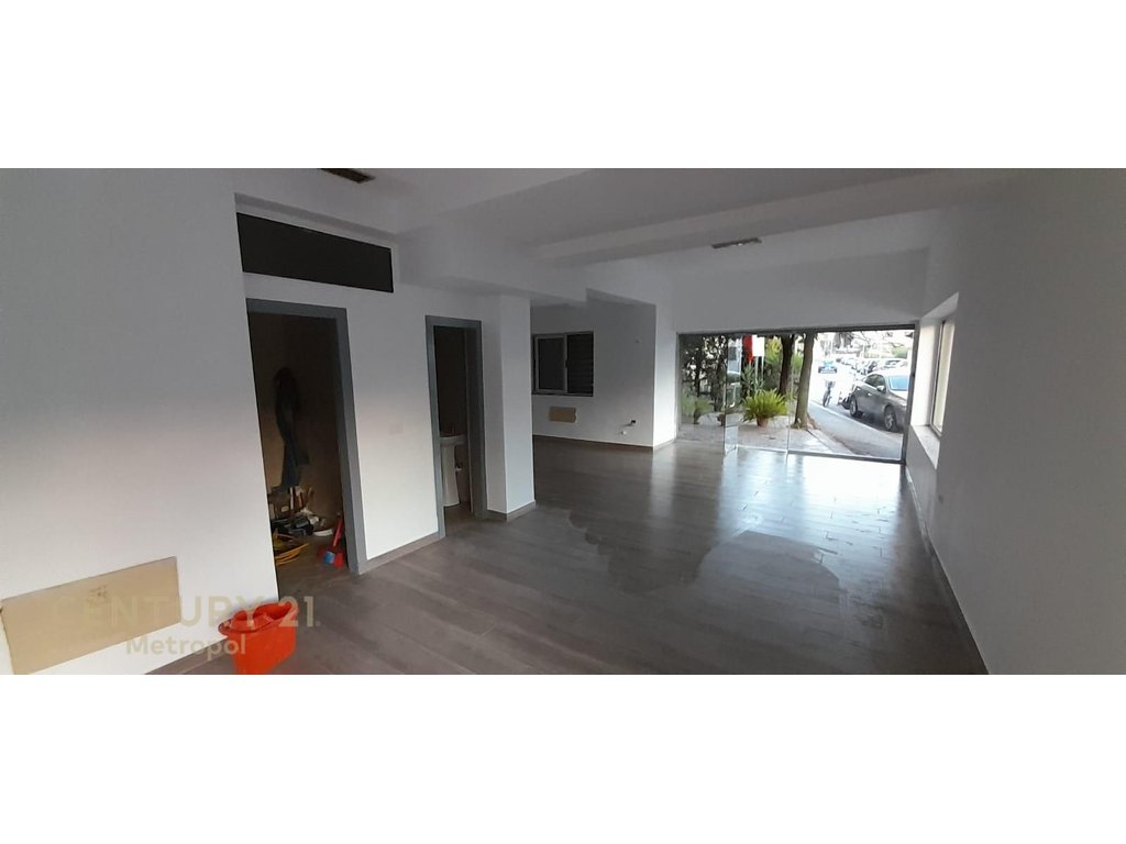 COMMERCIAL UNIT, SHOP FOR SALE ON NJAZI MEKA STREET!