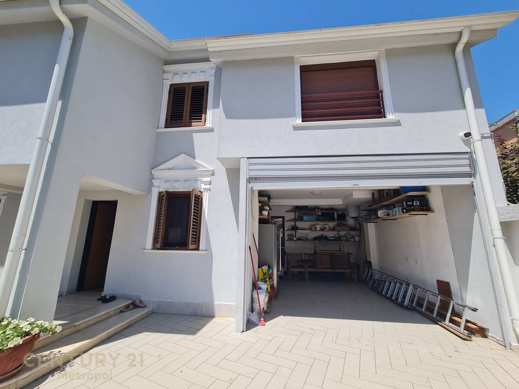 I AM OFFERING FOR SALE INDIVIDUAL VILLA WITH SWIMMING POOL IN KERRET!