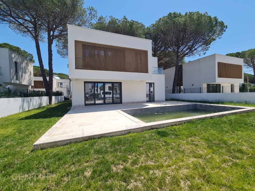 VILLA FOR SALE IN LALEZI BAY!