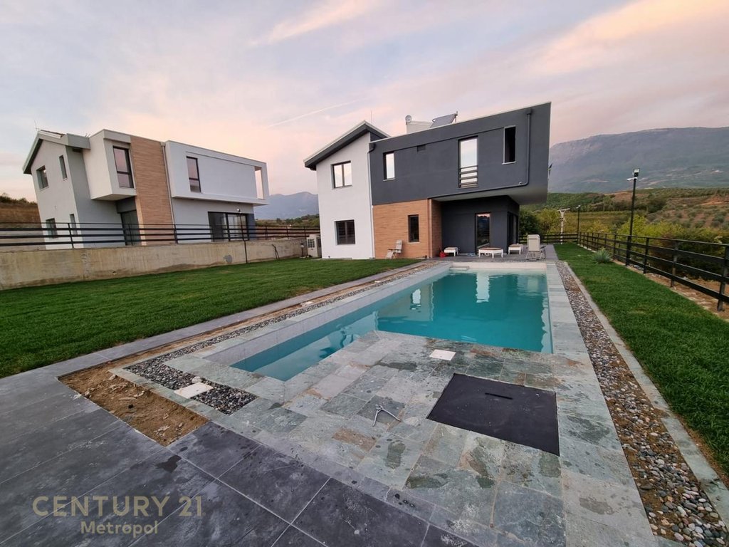 VILLA WITH POOL FOR SALE IN DAIAS, PRIVATE RESIDENCE!