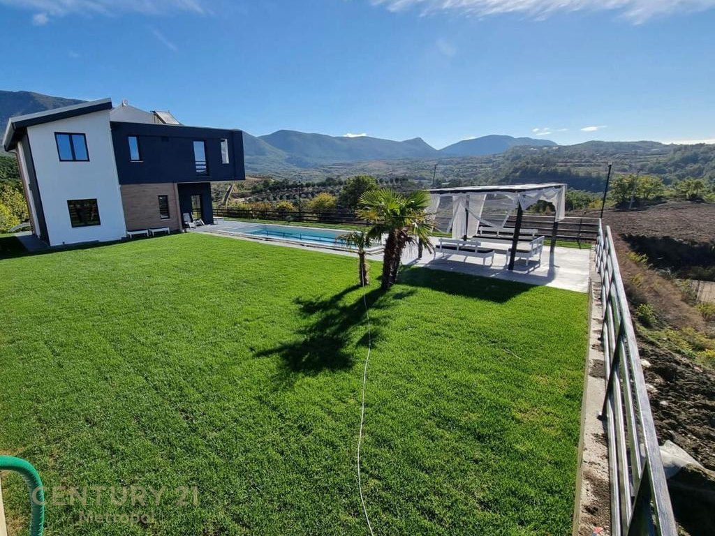VILLA WITH POOL FOR SALE IN DAIAS, PRIVATE RESIDENCE!