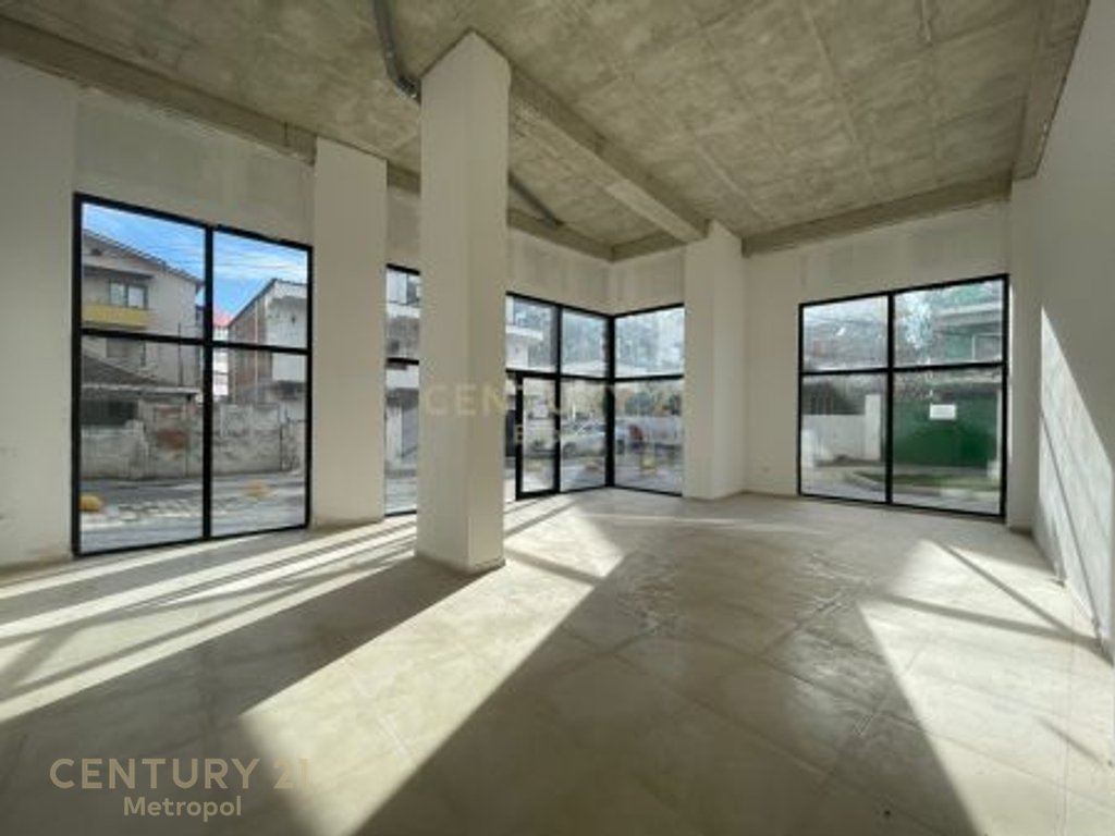 Commercial space 66m2 for sale in the Paris Commune, Tirana