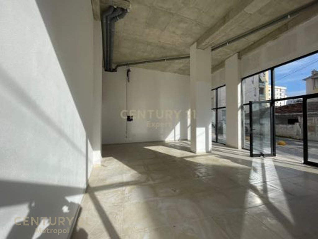 Commercial space 66m2 for sale in the Paris Commune, Tirana