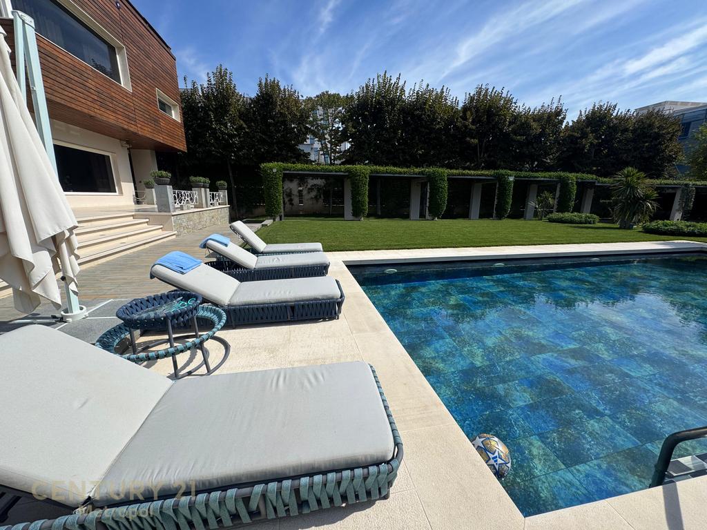 VILE INDIVIDUAL WITH POOL FOR RENT NEAR TEG