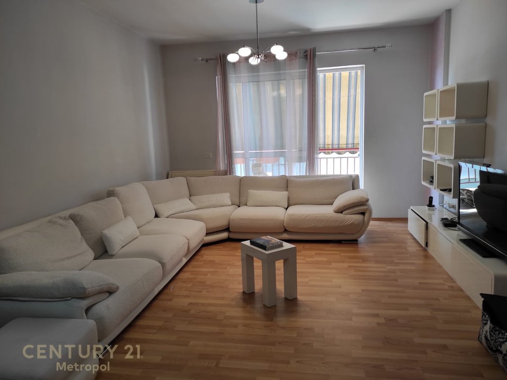APARTAMENT 2+1+2 PER QERA PRANE QENDRES !