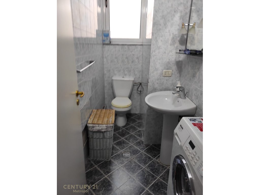 APARTAMENT 2+1+2 PER QERA PRANE QENDRES !