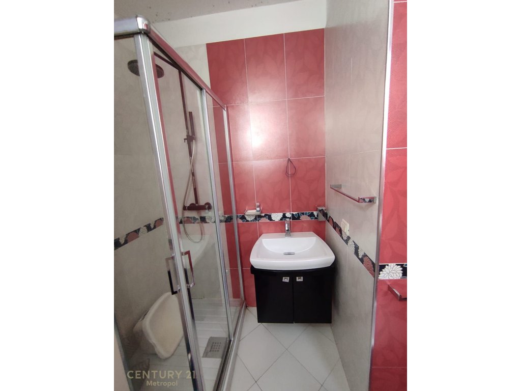 APARTAMENT 2+1+2 PER QERA PRANE QENDRES !