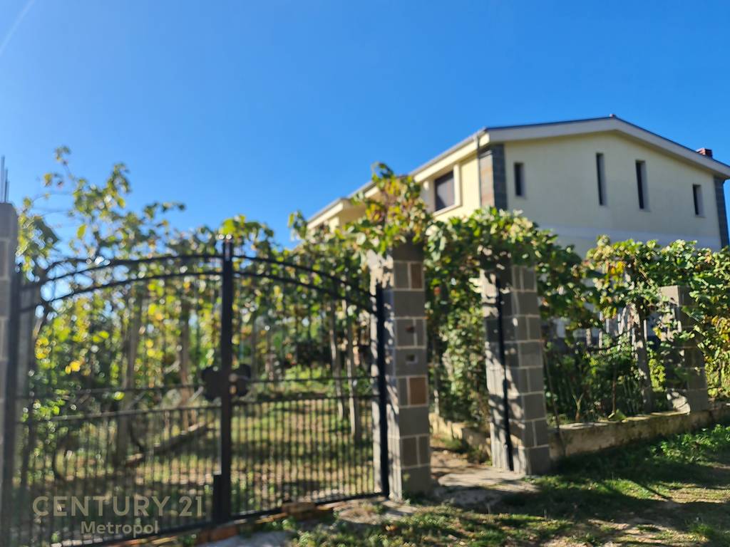 SHE HAS A PRIVATE HOUSE IN TOKA, IN KODRAT E MARIKAJ!