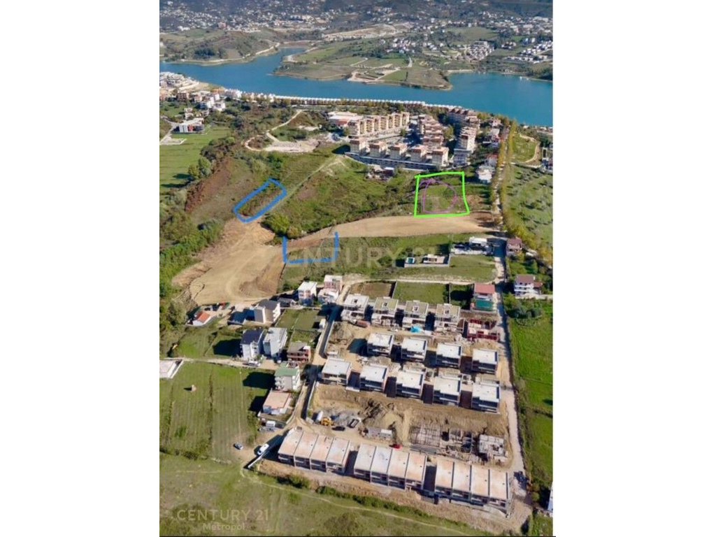 1000m2 Land for sale in the Farka lake area
