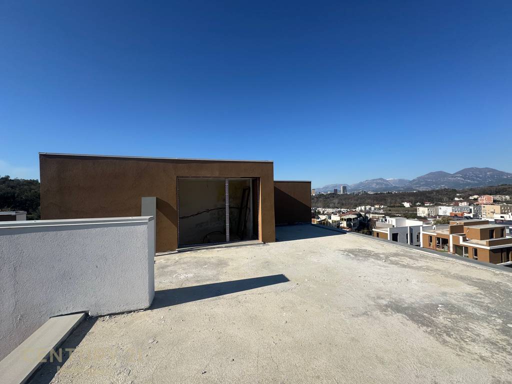 VILLA ADJACENT TO THE POOL FOR SALE, NEAR THE DRY LAKE!