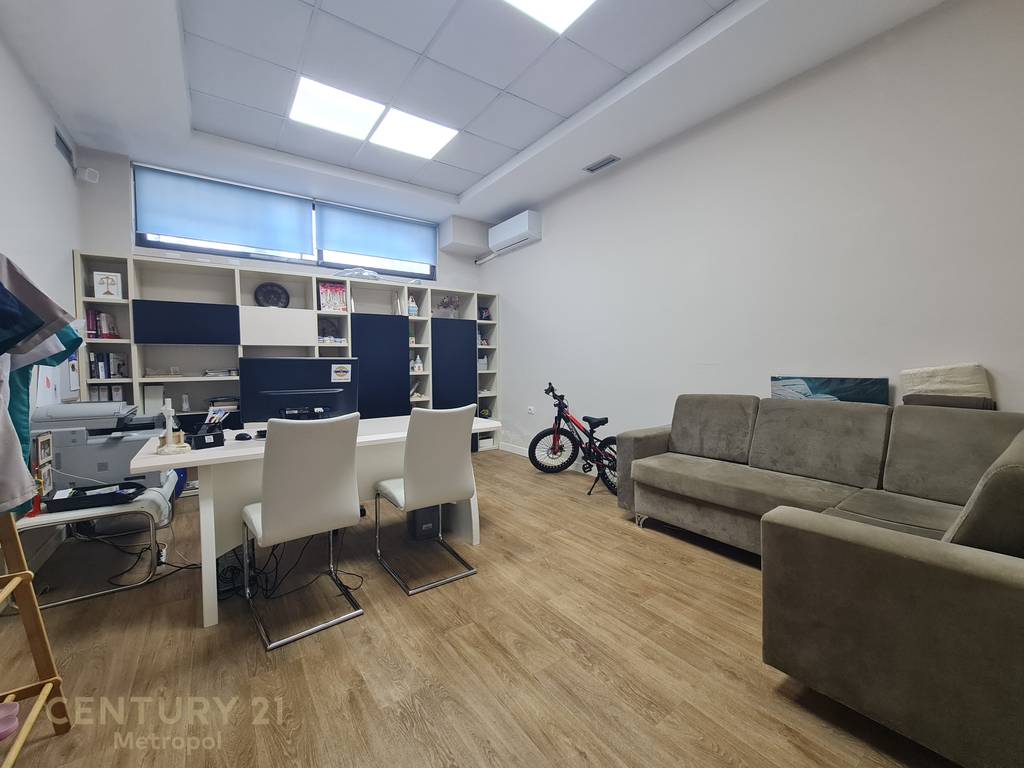 COMMERCIAL SPACE FOR RENT 120m, PARIS COMMUNE!