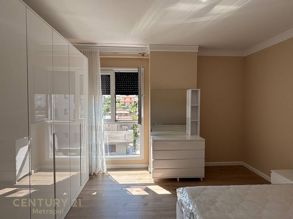 Apartment 2+1 me Qira afer Unazes, Paskuqan