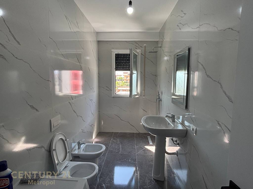 Apartment 2+1 me Qira afer Unazes, Paskuqan