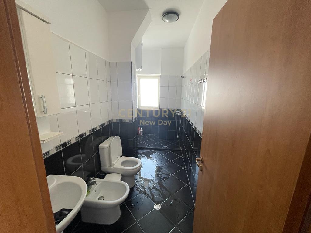Jepet me qira apartament 2+1 te zona Ujesjellesit.