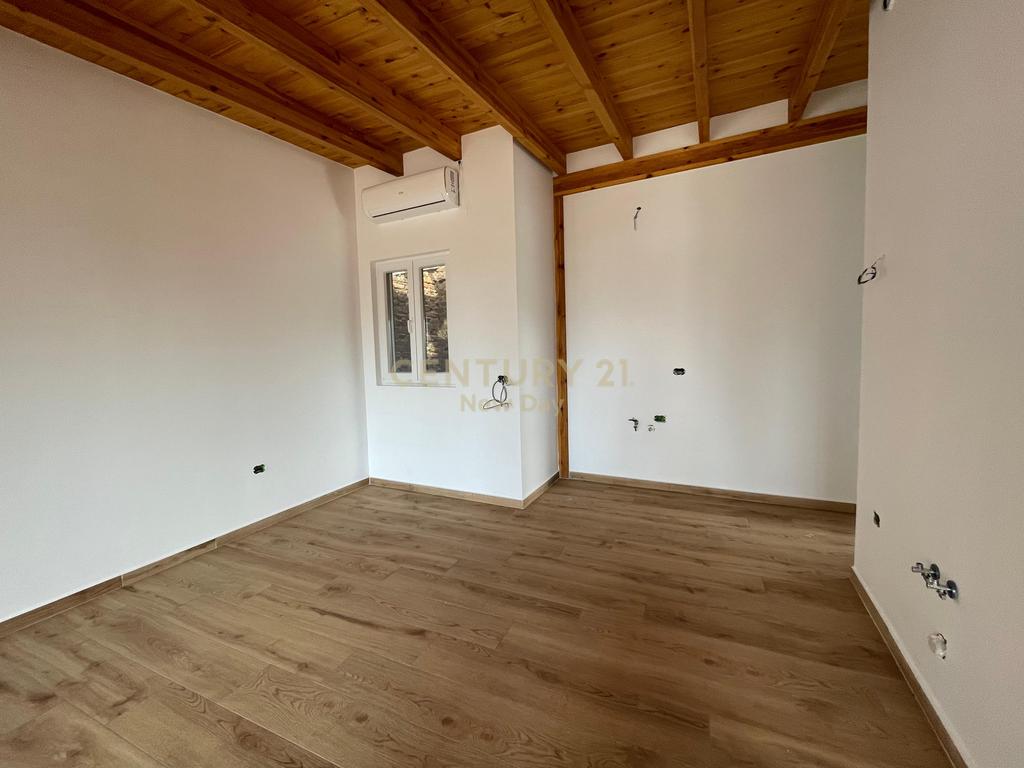COMMERCIAL SPACE FOR RENT IN THE CENTER!