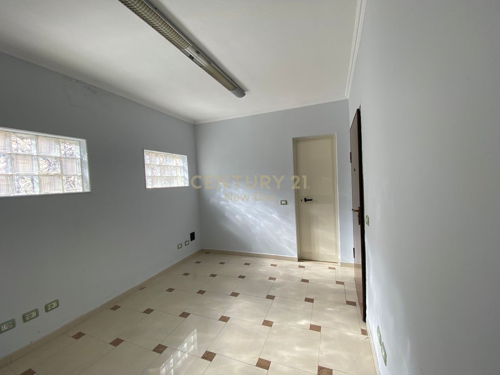 Office for rent in the center of Durrës – €500 / 45 m²