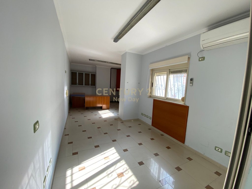 Office for rent in the center of Durrës – €500 / 45 m²