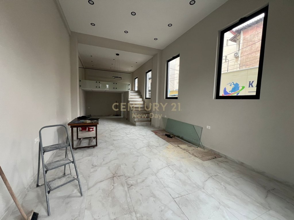 COMMERCIAL SPACE FOR RENT NEAR PRANVERA SQUARE.