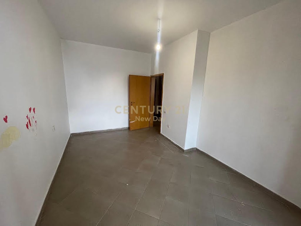 1+1 empty apartment for rent on the new road of the Port