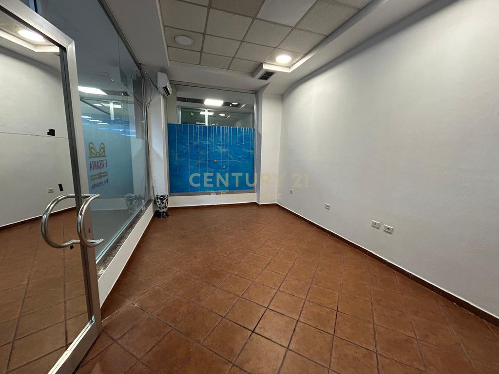 NEW BOULEVARD – COMMERCIAL UNIT FOR RENT