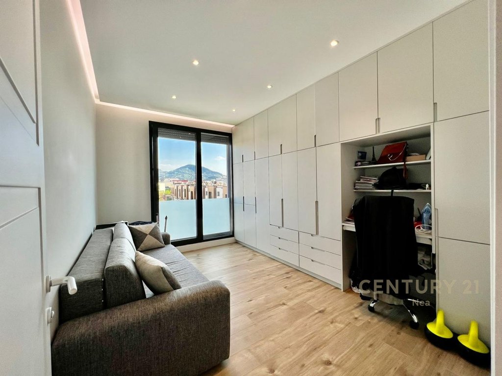 Apartment 3+1+2 for sale in one of the newest residences in the Lundra area, very close to TEG