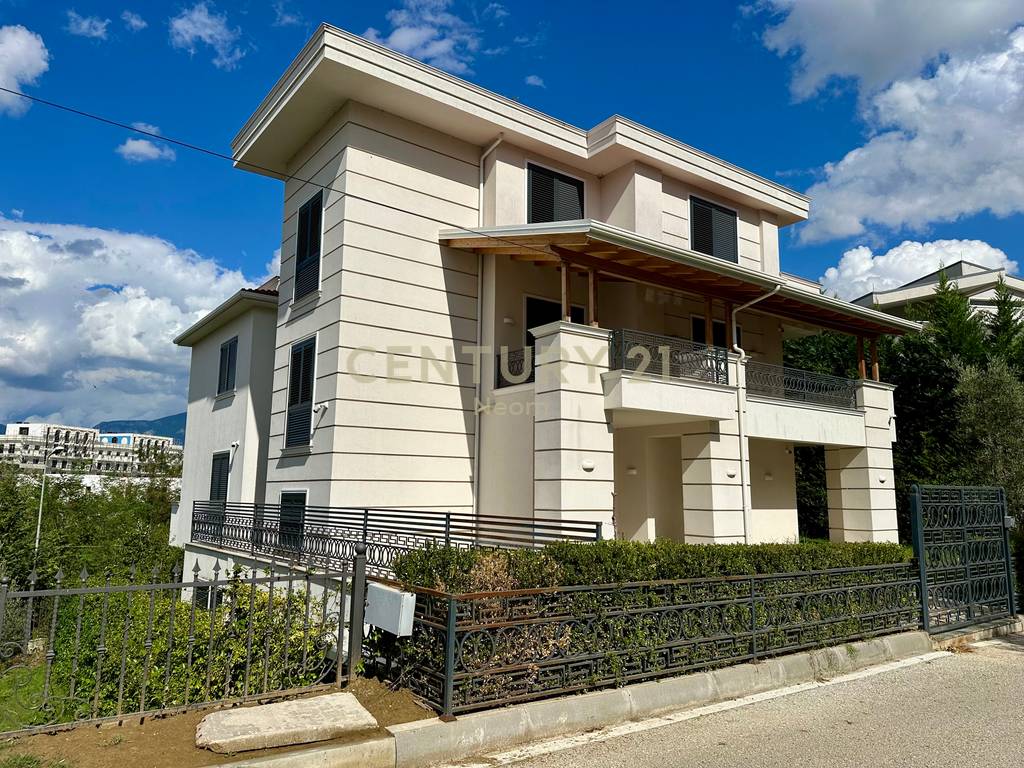QIRA, MODERN VILLA WITH POOL, AKACIA HILLS!