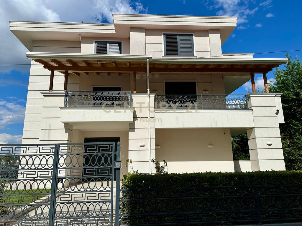 QIRA, MODERN VILLA WITH POOL, AKACIA HILLS!