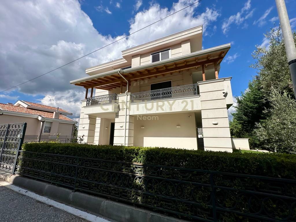 QIRA, MODERN VILLA WITH POOL, AKACIA HILLS!