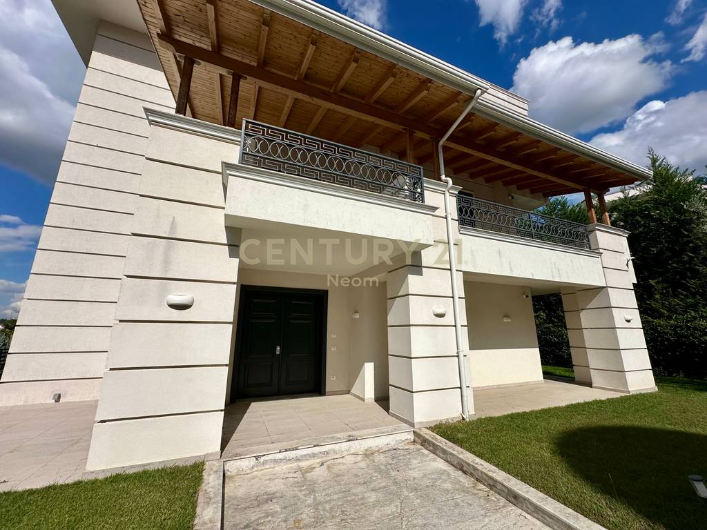 QIRA, MODERN VILLA WITH POOL, AKACIA HILLS!