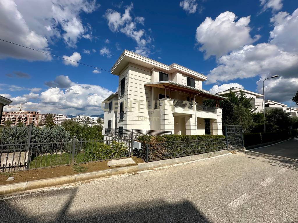 QIRA, MODERN VILLA WITH POOL, AKACIA HILLS!