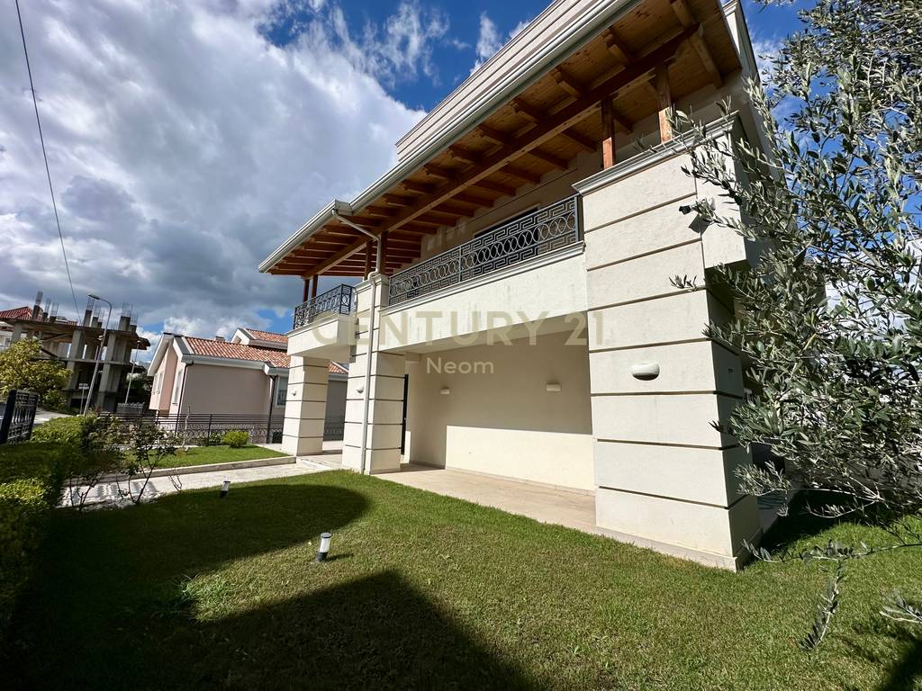QIRA, MODERN VILLA WITH POOL, AKACIA HILLS!