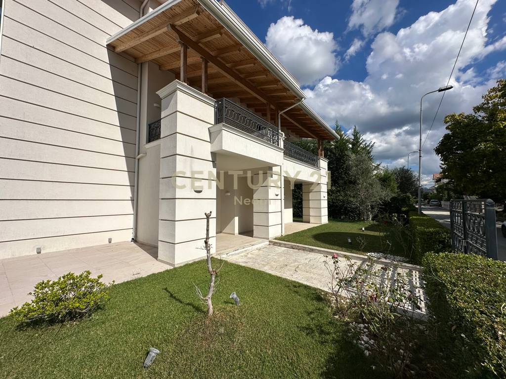 QIRA, MODERN VILLA WITH POOL, AKACIA HILLS!