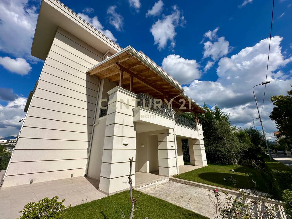 QIRA, MODERN VILLA WITH POOL, AKACIA HILLS!