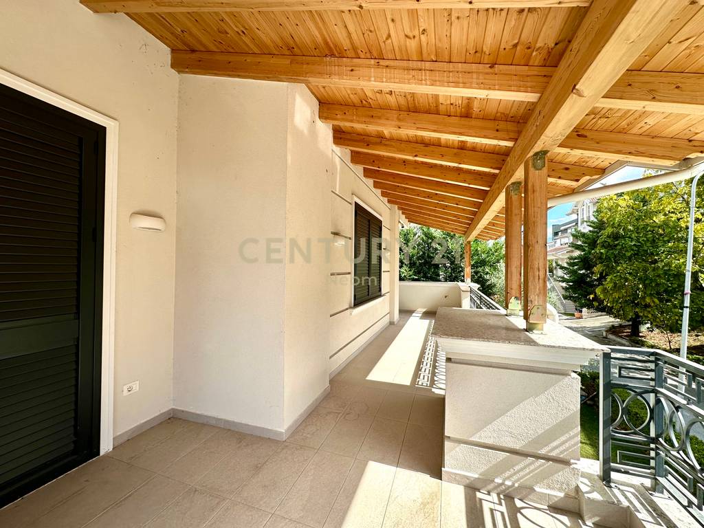 QIRA, MODERN VILLA WITH POOL, AKACIA HILLS!