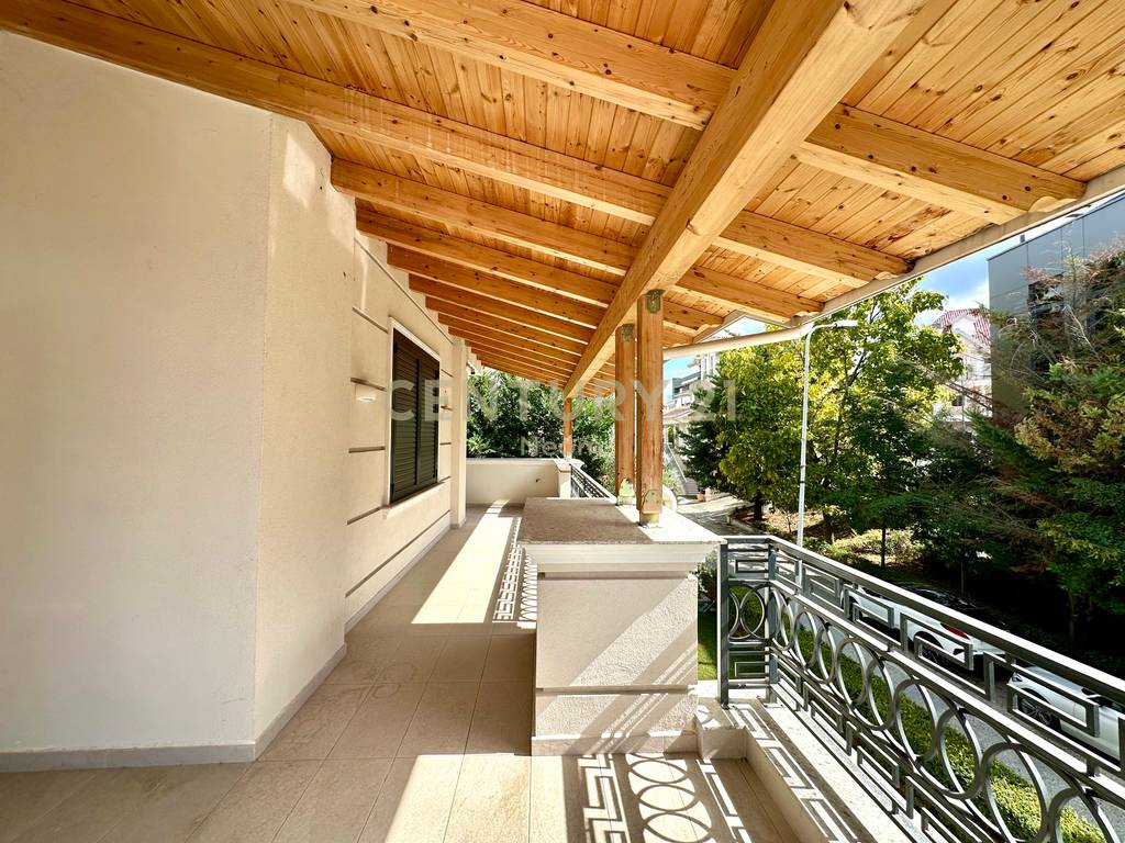 QIRA, MODERN VILLA WITH POOL, AKACIA HILLS!