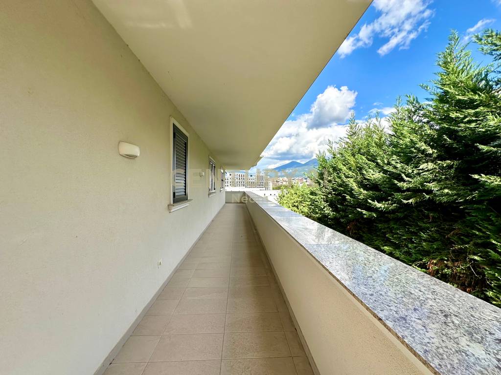 QIRA, MODERN VILLA WITH POOL, AKACIA HILLS!