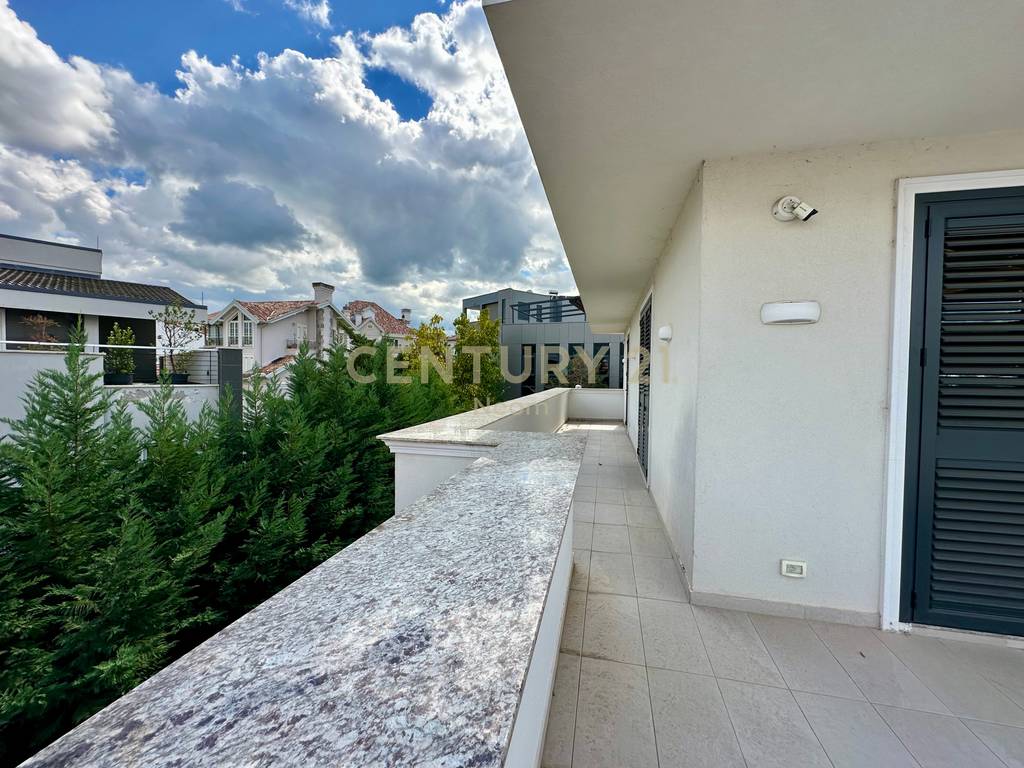 QIRA, MODERN VILLA WITH POOL, AKACIA HILLS!