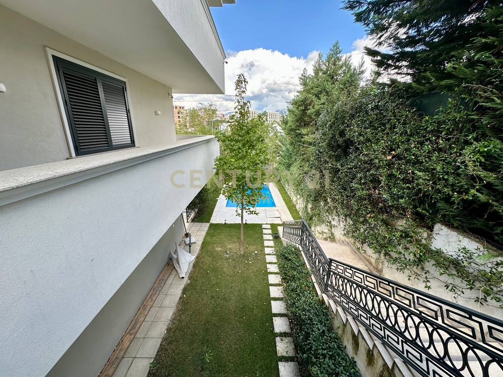 QIRA, MODERN VILLA WITH POOL, AKACIA HILLS!