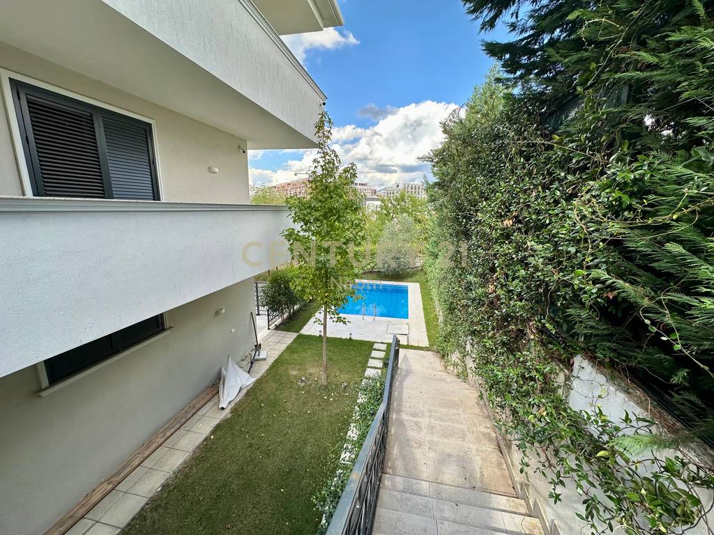 QIRA, MODERN VILLA WITH POOL, AKACIA HILLS!