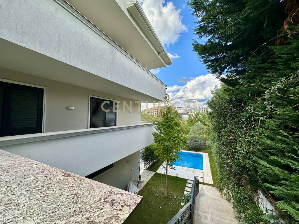 QIRA, MODERN VILLA WITH POOL, AKACIA HILLS!